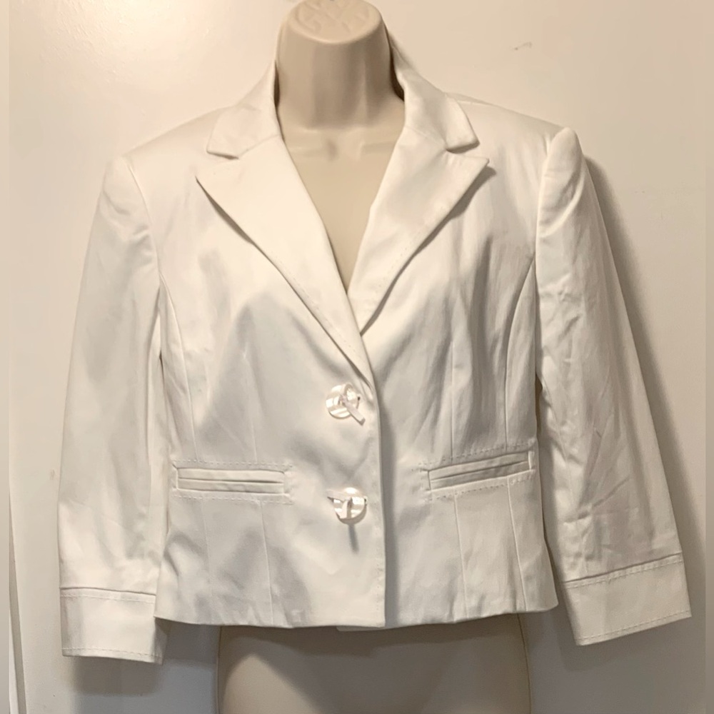 Worthington White Stretch uBlazer With 3/4 Sleeves. Size 8. Like New.